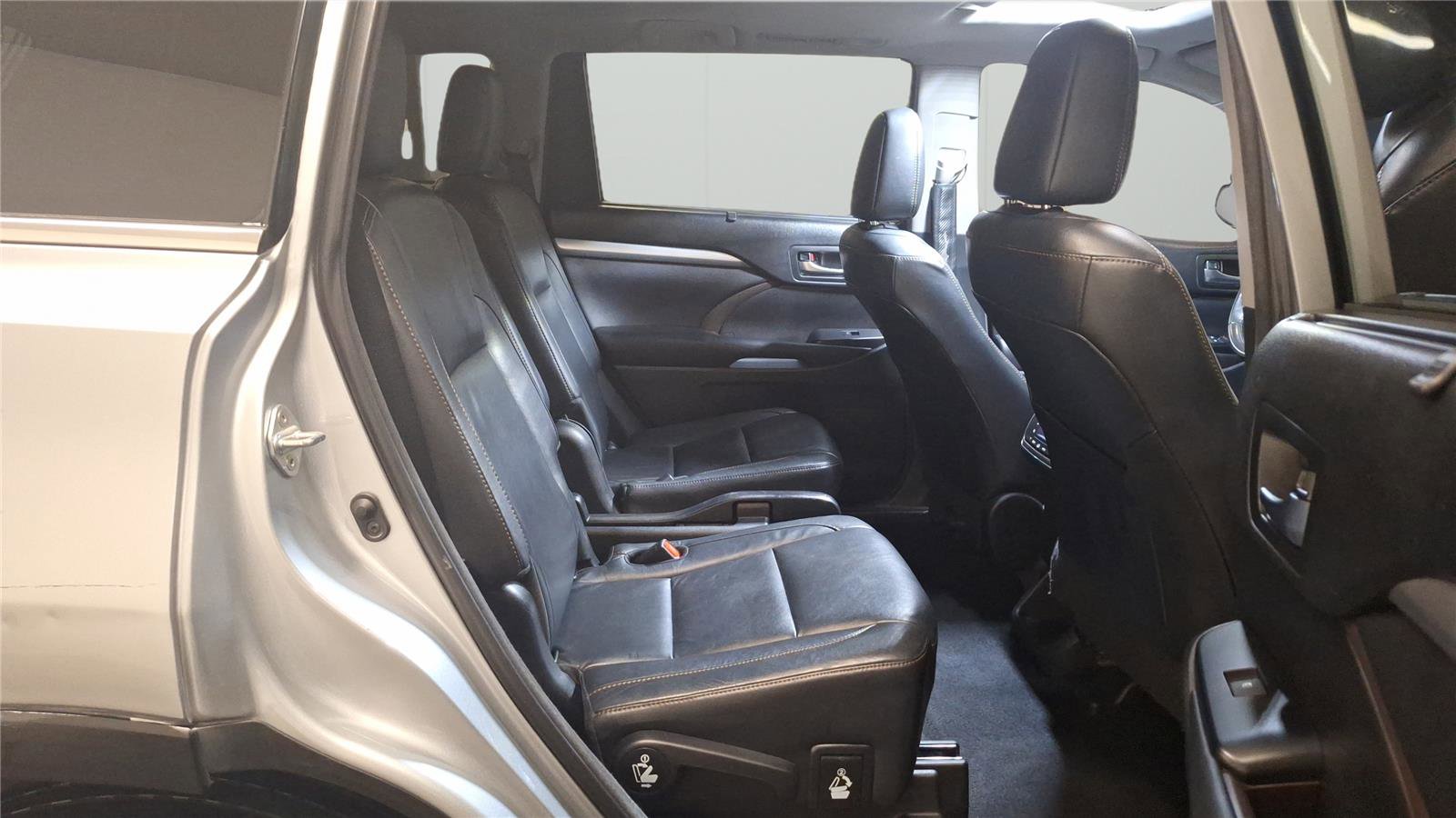 Used 2018 Toyota Highlander XLE FWD image 13