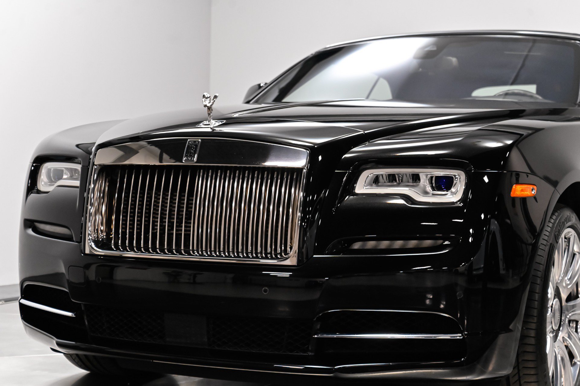 Used 2017 Rolls-Royce Dawn RWD image 44