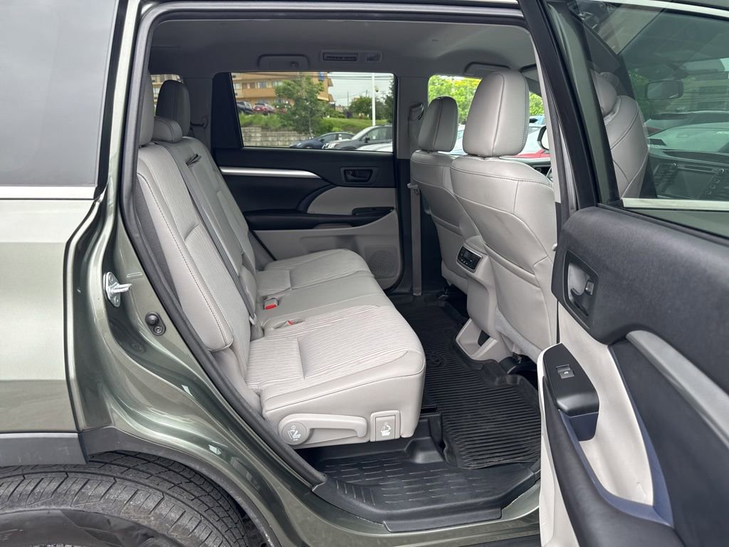 Used 2016 Toyota Highlander Plus AWD/4WD image 6