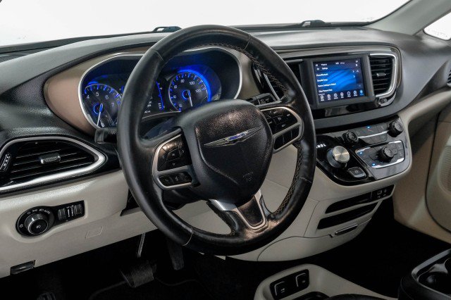 Used 2019 Chrysler Pacifica Touring-L FWD image 13