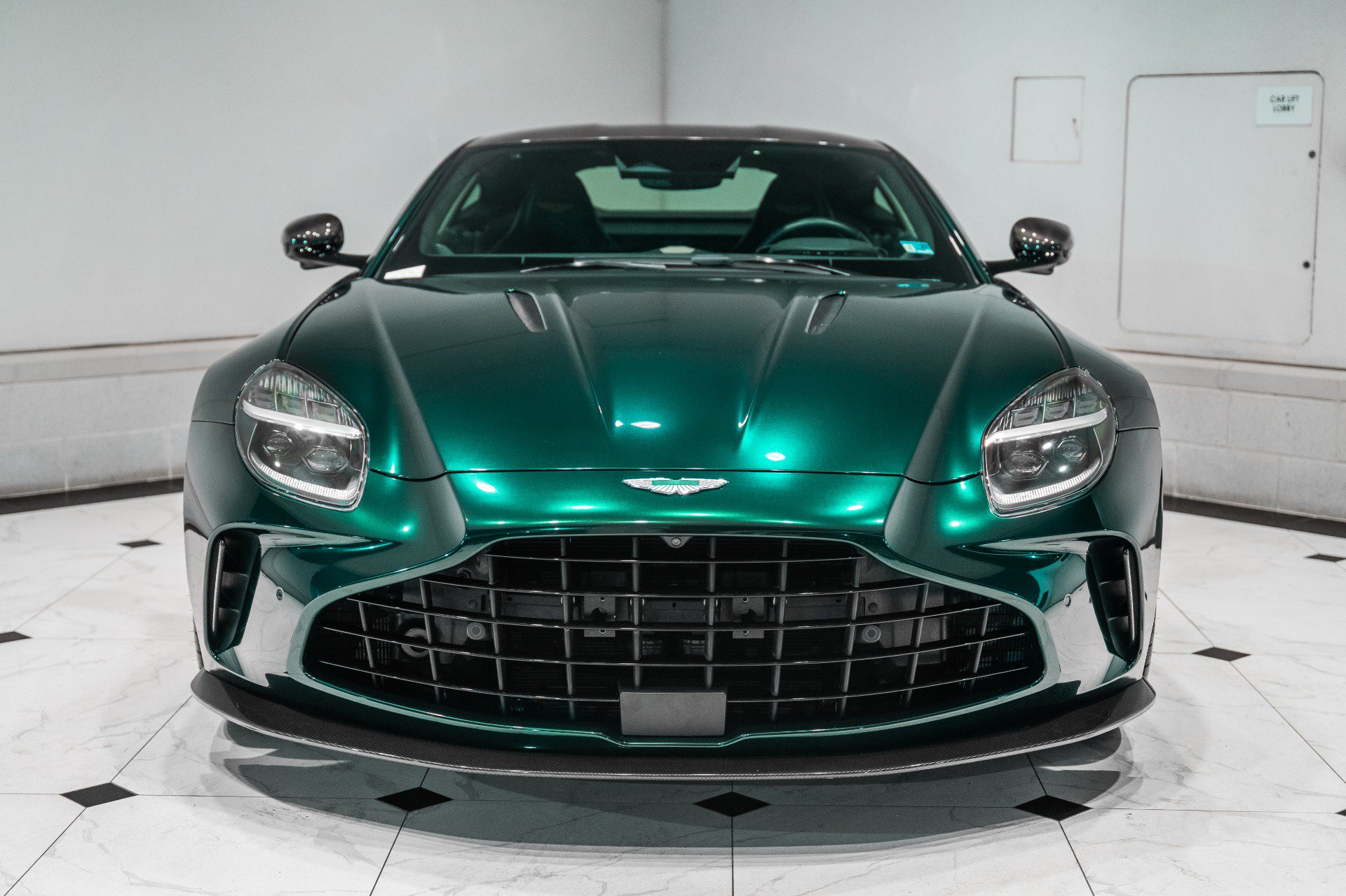Used 2025 Aston Martin V8 Vantage Coupe RWD image 7