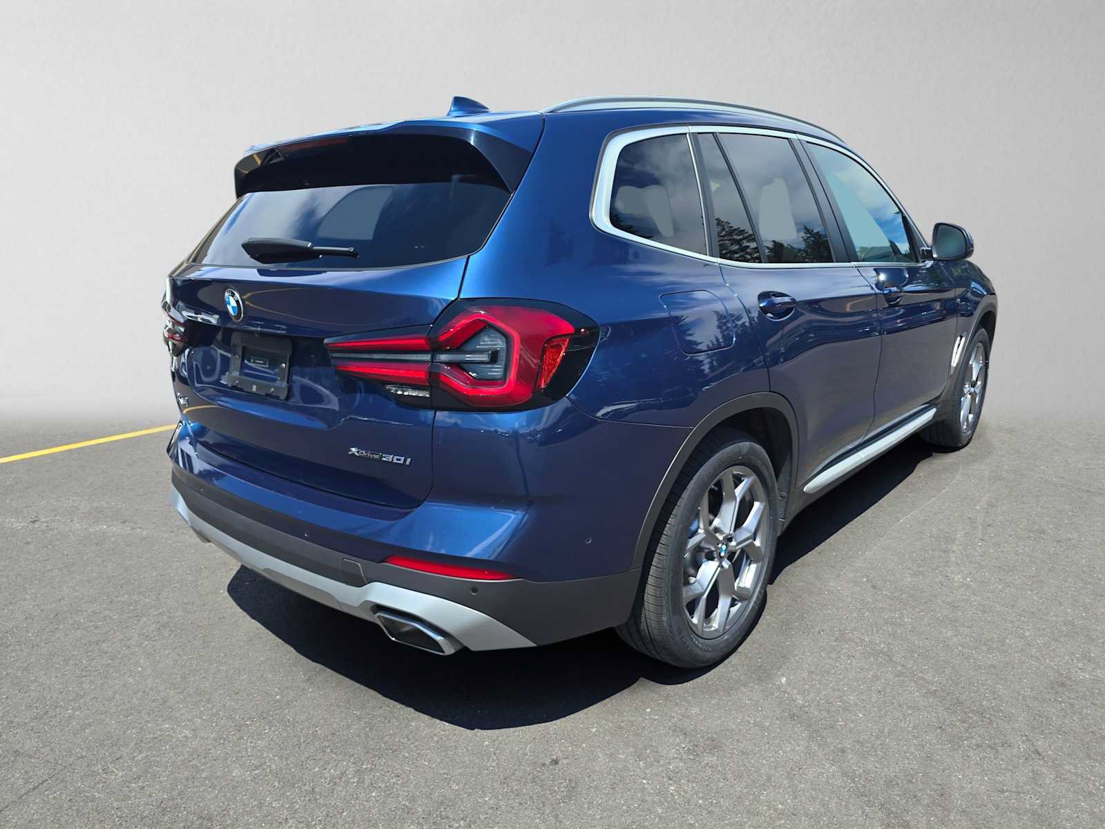 Used 2024 BMW X3 xDrive30i AWD/4WD image 3