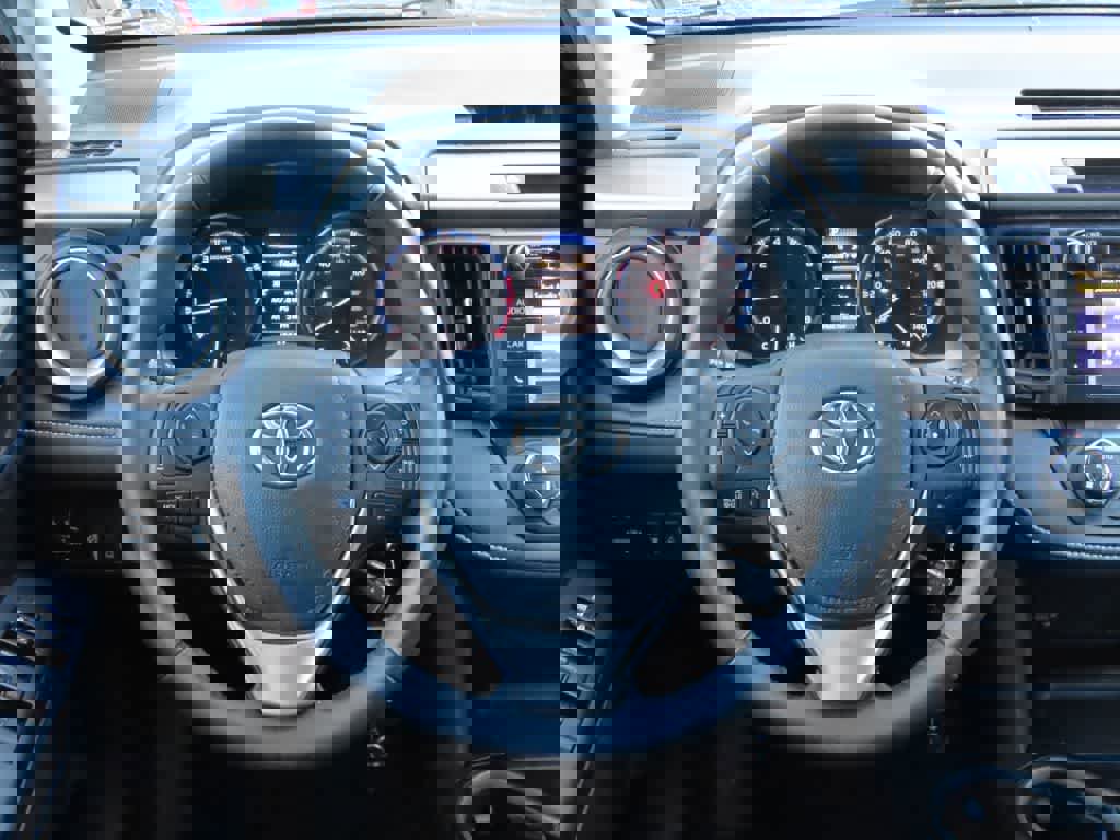 Used 2018 Toyota RAV4 XLE image 19