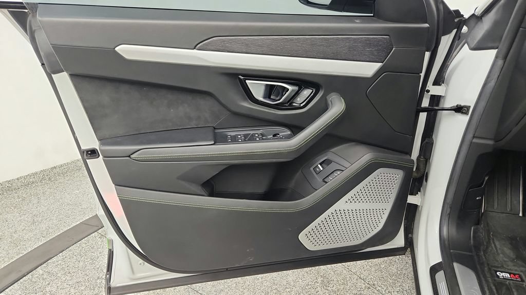 Used 2020 Lamborghini Urus AWD/4WD image 27