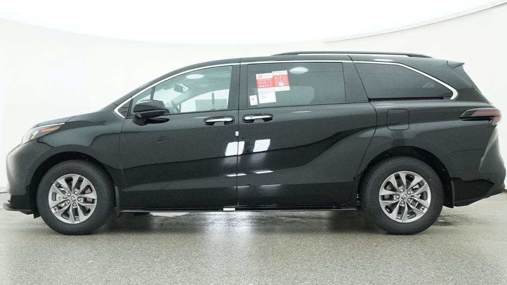 New 2026 Toyota Sienna XLE FWD image 19