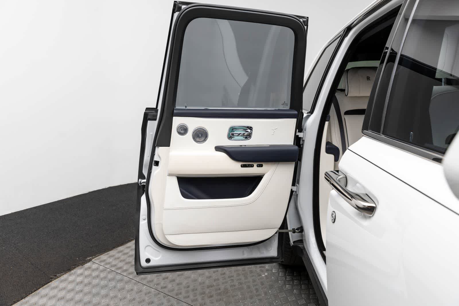Used 2023 Rolls-Royce Cullinan w/ Cullinan Package image 67