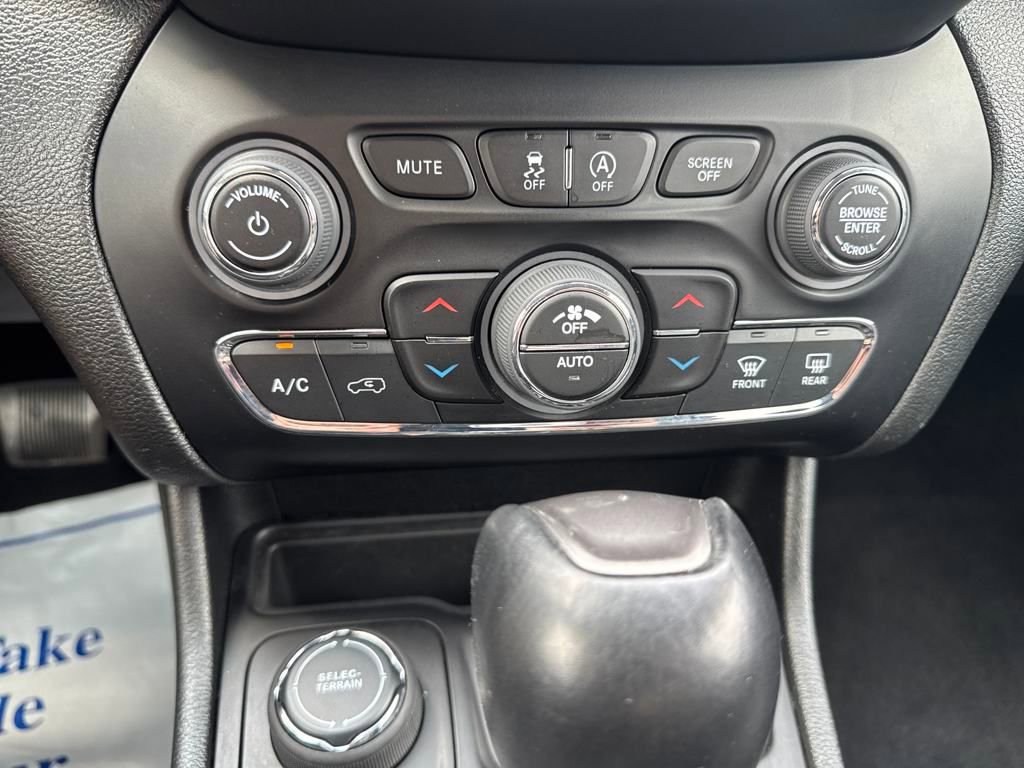 Used 2023 Jeep Cherokee Altitude Lux image 17