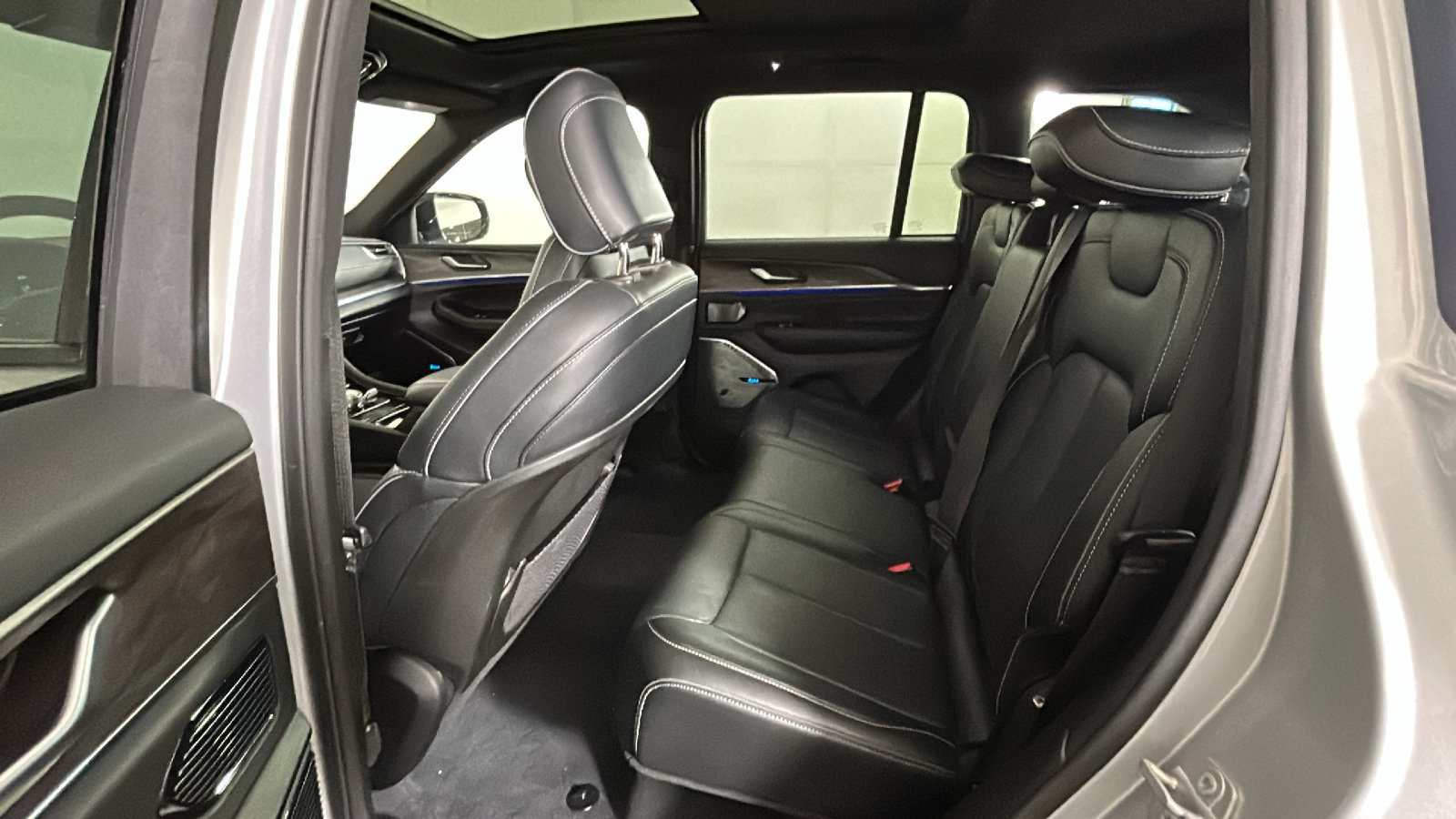 Used 2023 Jeep Grand Cherokee Overland AWD/4WD image 31
