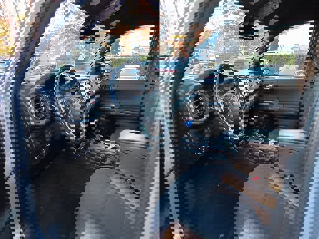 Used 2019 Toyota Tacoma TRD Sport image 2