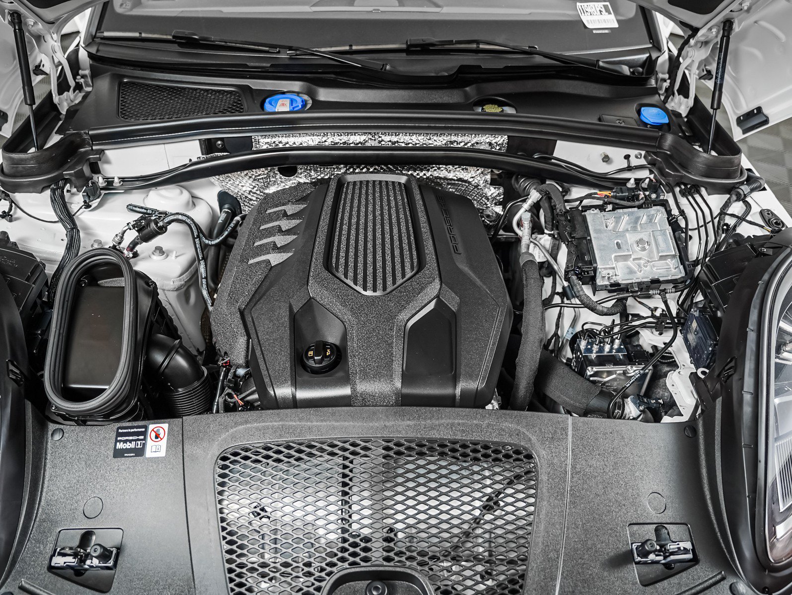 Certified 2026 Porsche Macan AWD/4WD image 12