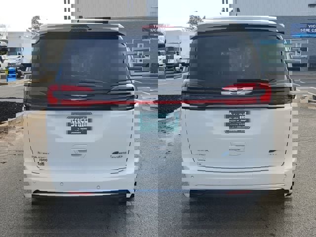 Used 2023 Chrysler Pacifica Limited image 6