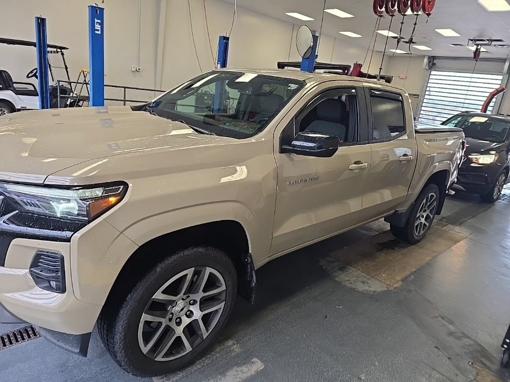 Used 2023 Chevrolet Colorado Z71 w/ Z71 Convenience Package 2 AWD/4WD image 2