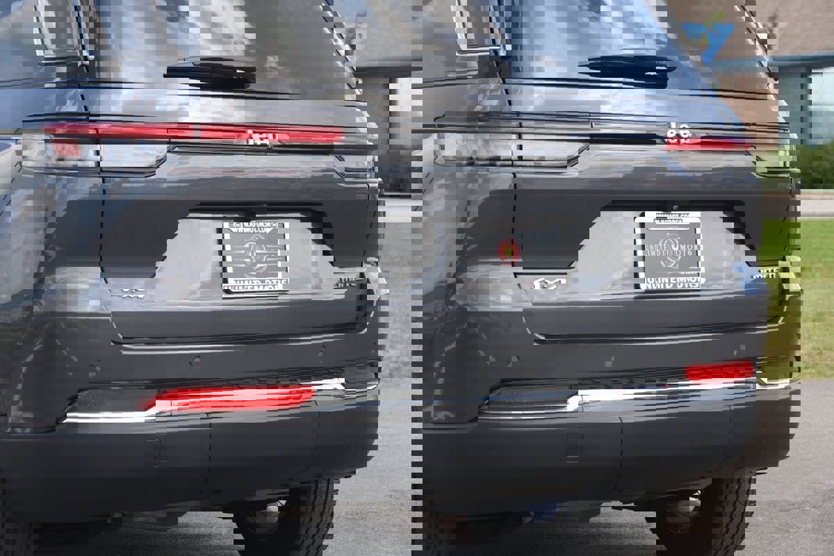 Used 2022 Jeep Grand Cherokee Limited image 24