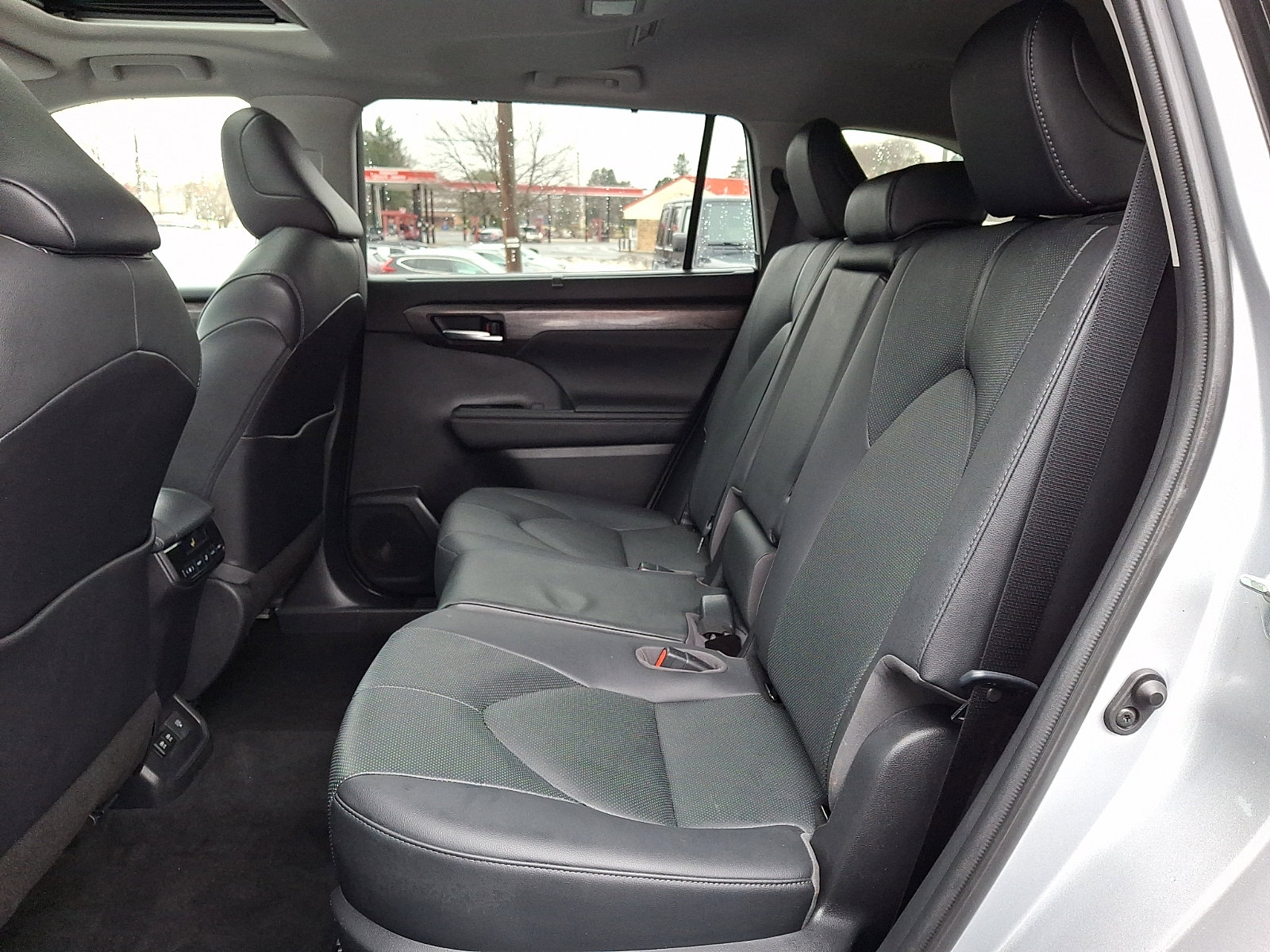 Used 2020 Toyota Highlander Limited image 10