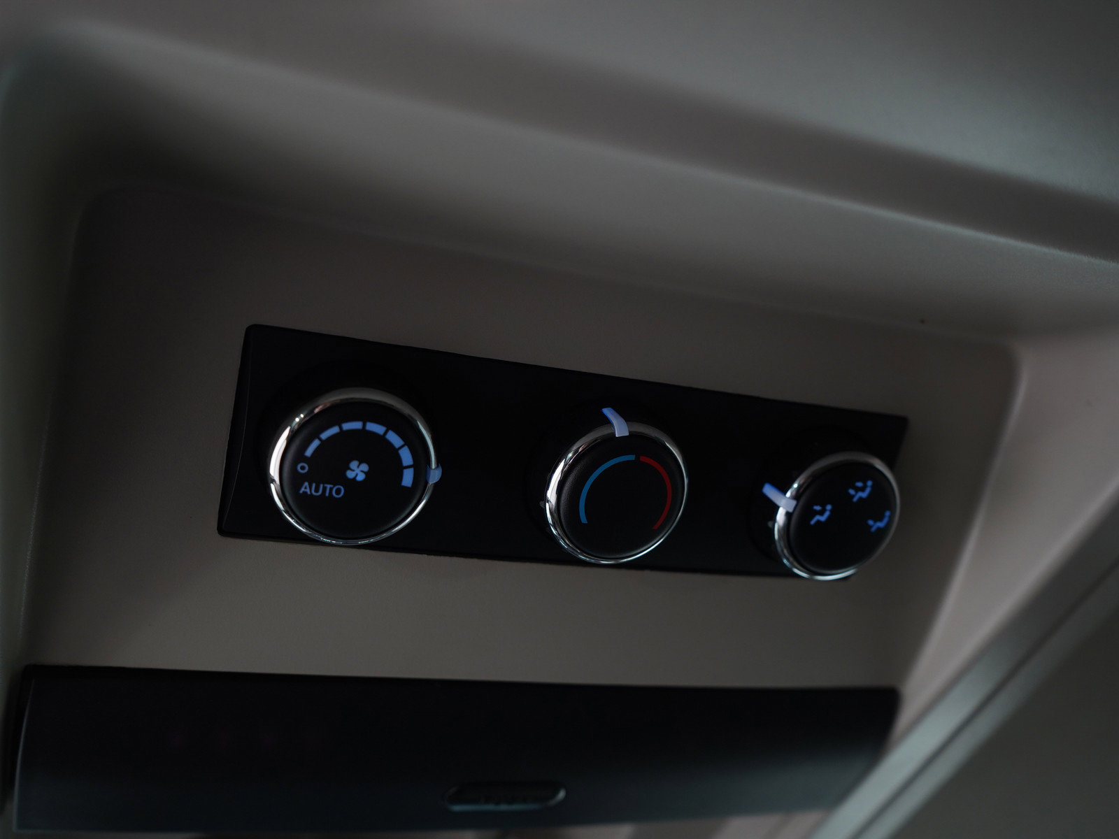 Used 2014 Chrysler Town & Country Touring FWD image 23