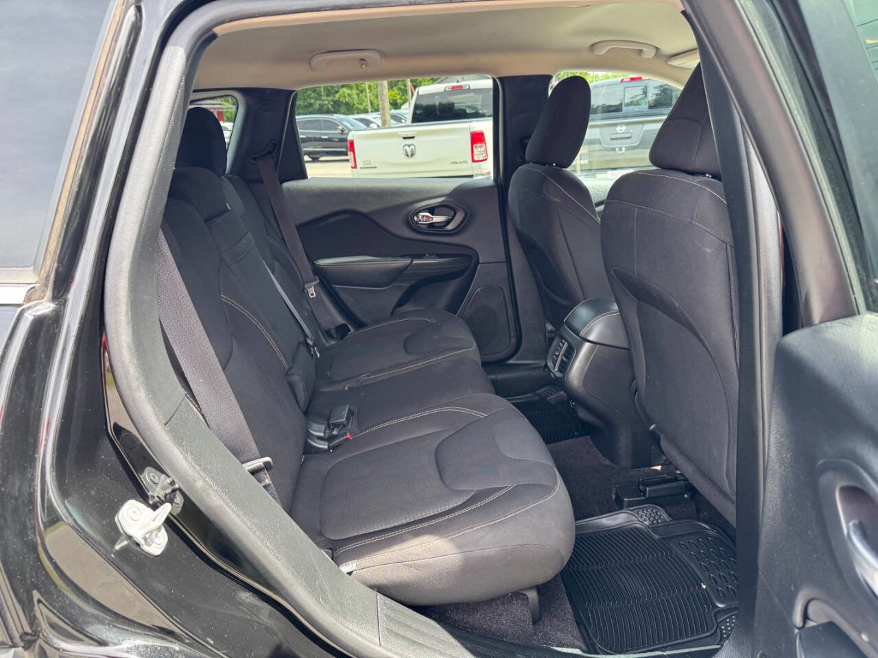 Used 2017 Jeep Cherokee Latitude w/ Comfort/Convenience Group FWD image 43