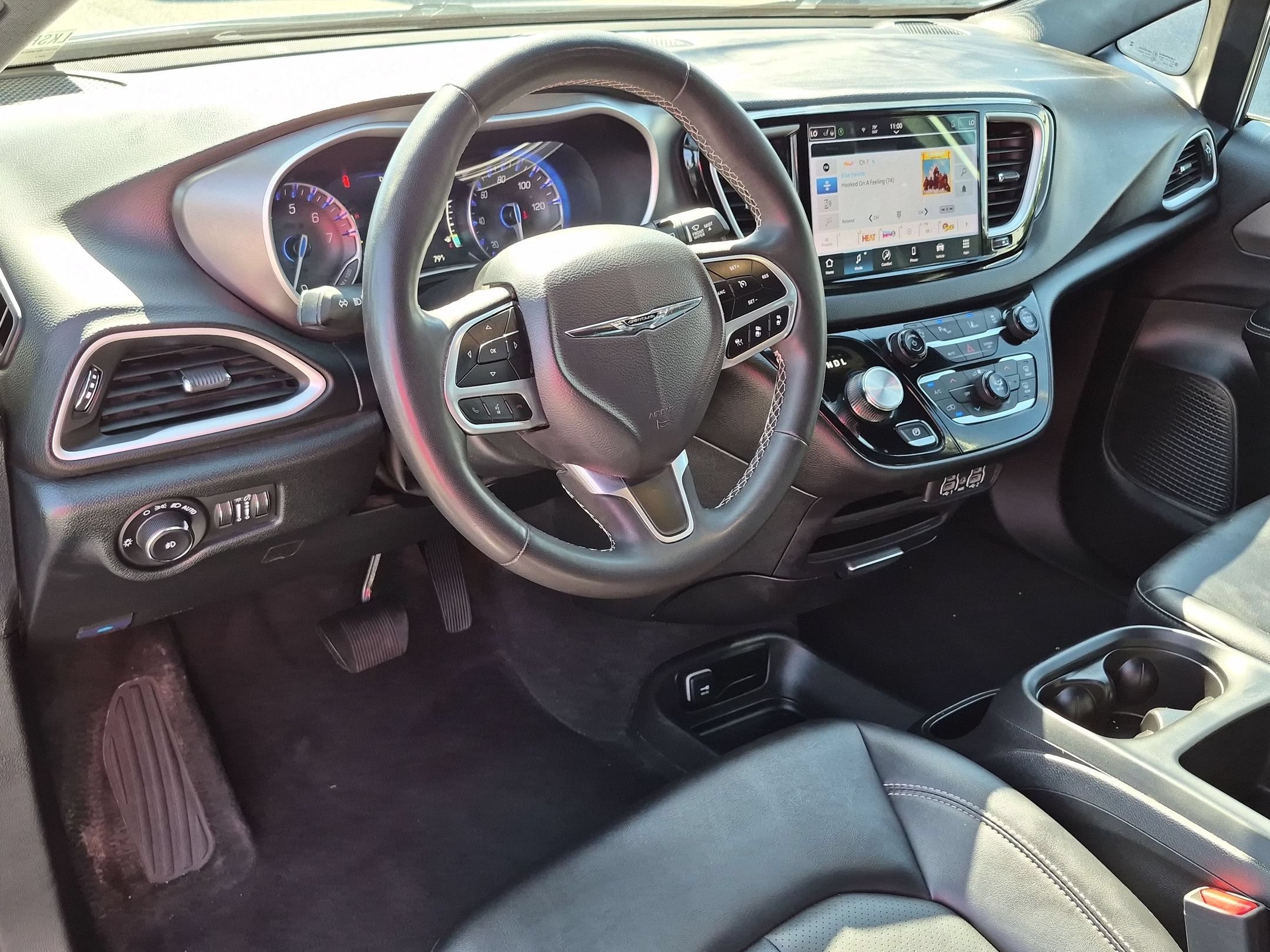 Used 2025 Chrysler Pacifica Select FWD image 16