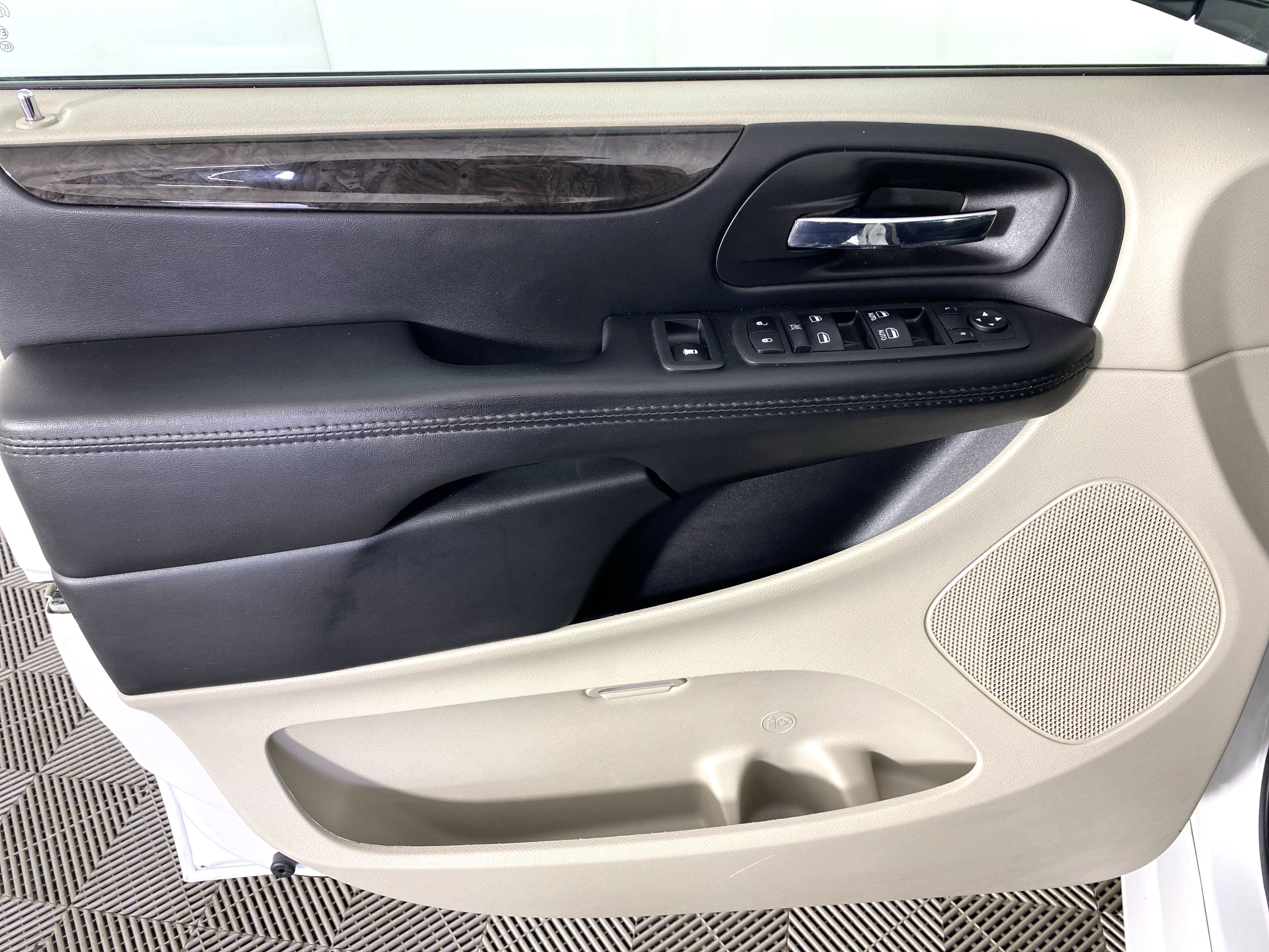 Used 2018 Dodge Grand Caravan SE w/ UConnect Hands-Free Group image 11