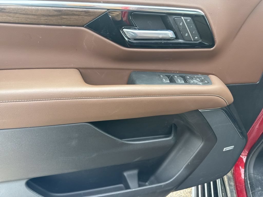 Used 2025 Chevrolet Suburban High Country AWD/4WD image 19