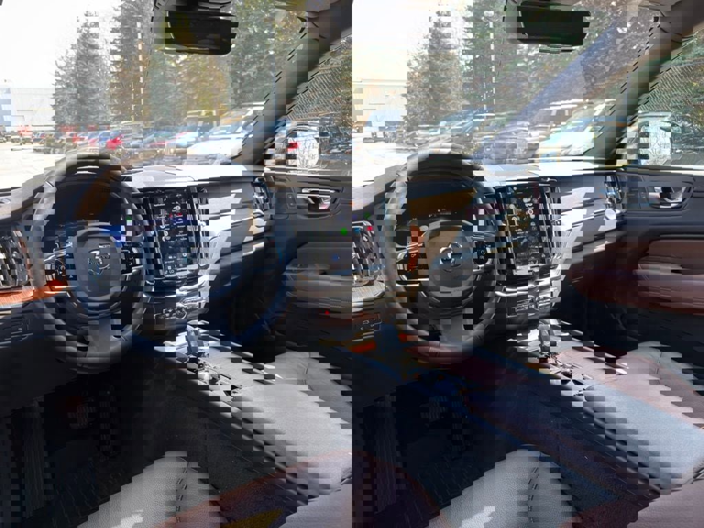 Used 2023 Volvo XC60 T8 Plus image 15