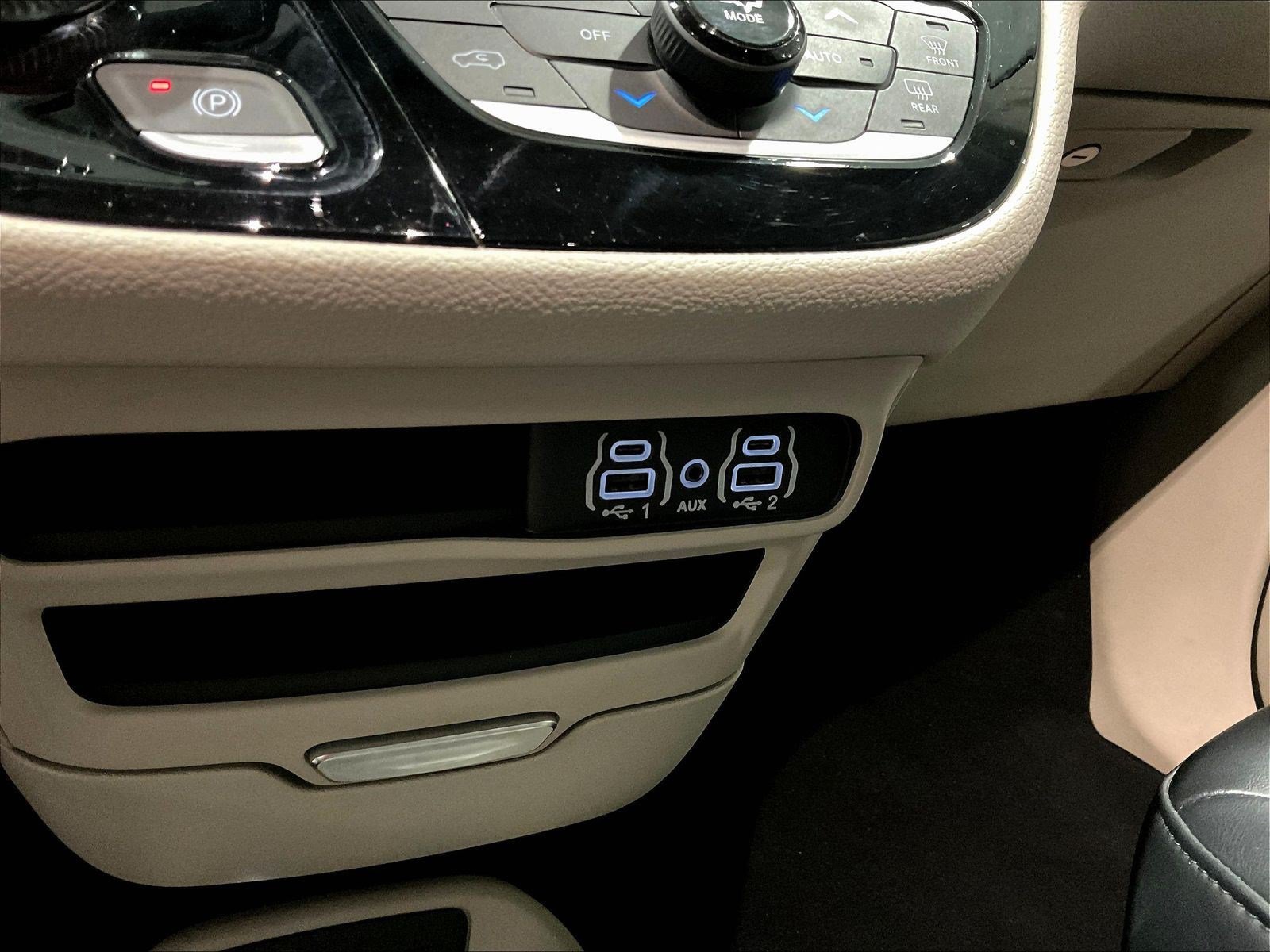 Used 2023 Chrysler Pacifica Touring-L FWD image 14