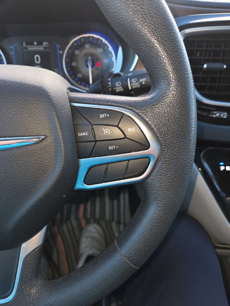 Used 2018 Chrysler Pacifica Touring w/ Tire & Wheel Group FWD image 18