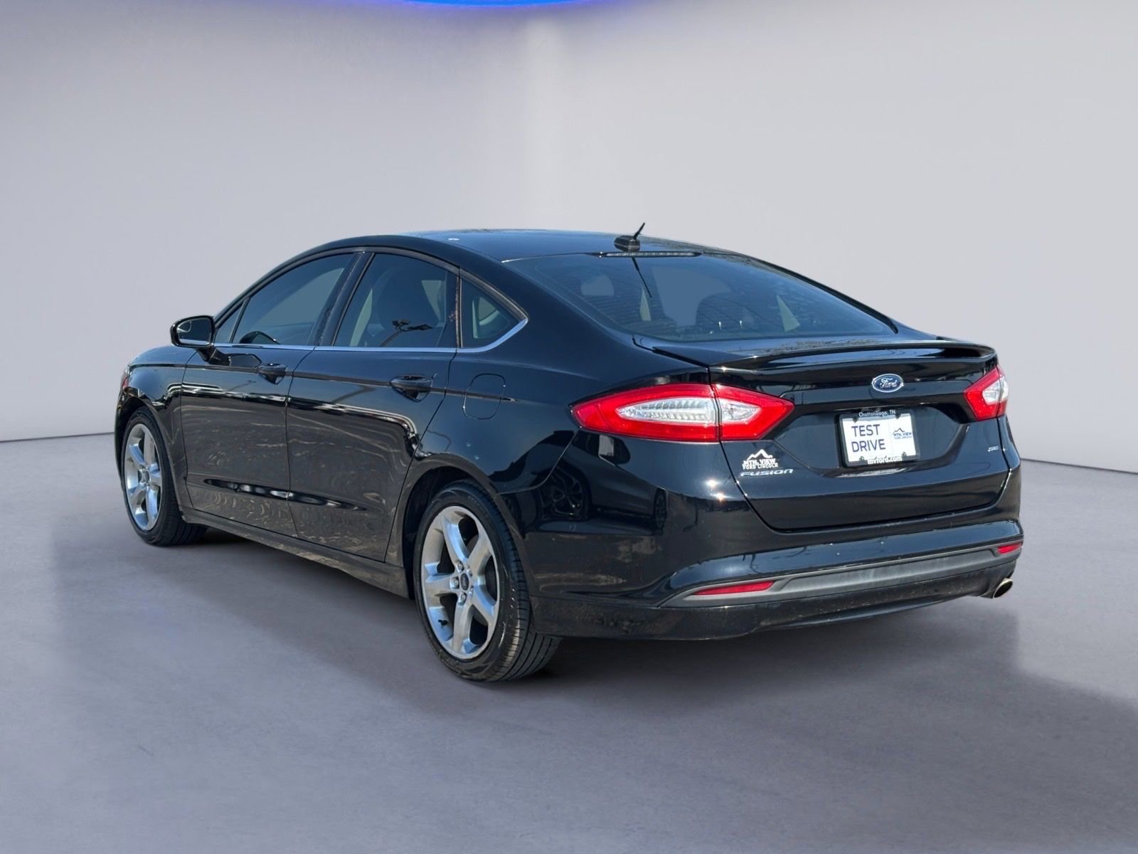 Used 2016 Ford Fusion SE w/ Equipment Group 201A image 3