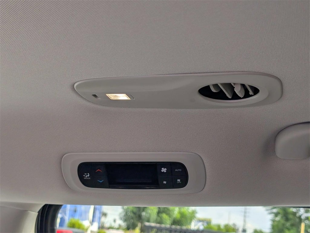 Used 2024 Chrysler Pacifica Select image 13