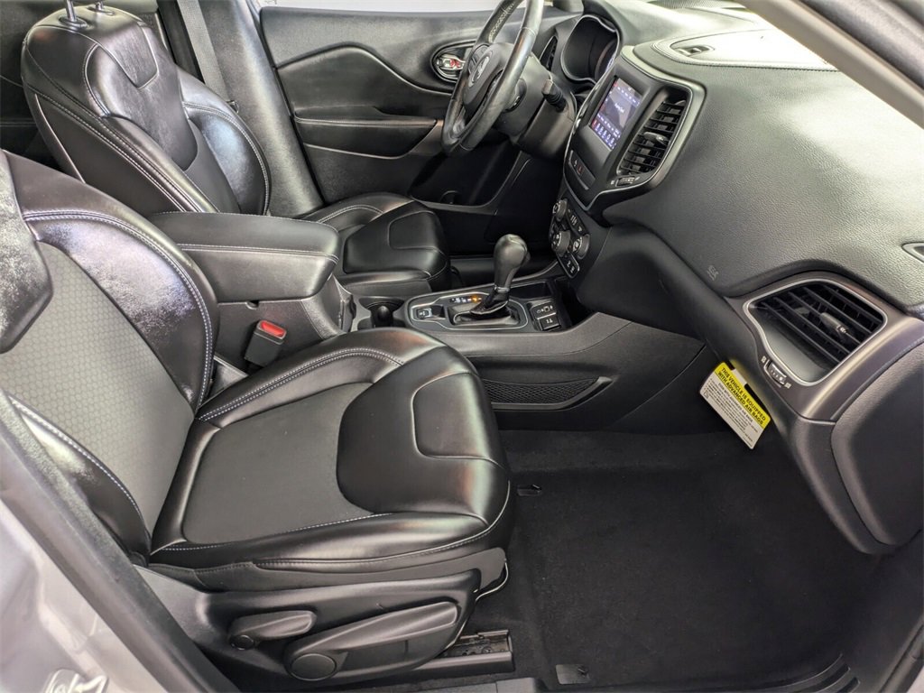 Used 2019 Jeep Cherokee Latitude Plus w/ Comfort/Convenience Group image 32
