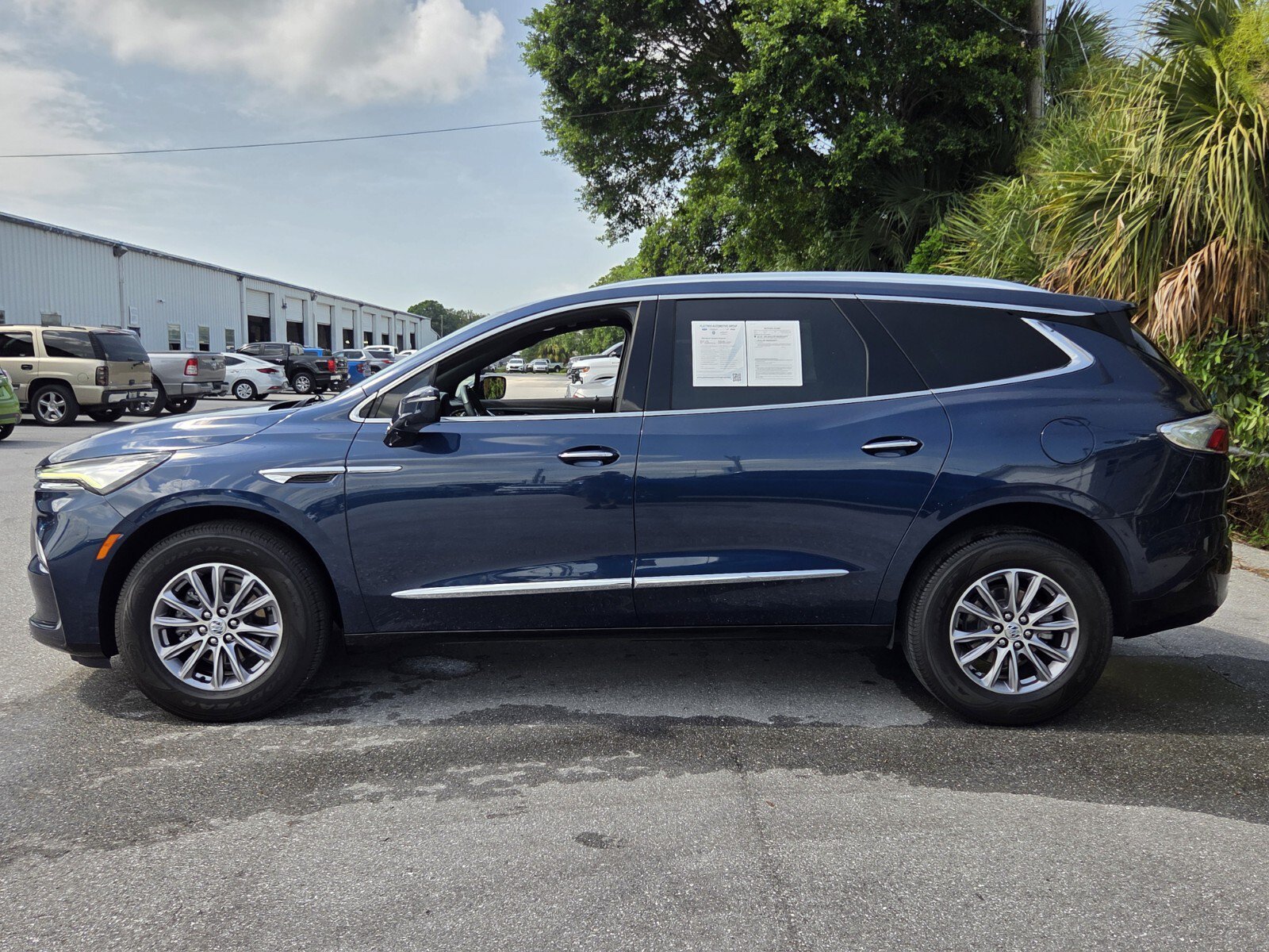 Used 2023 Buick Enclave Essence FWD image 2