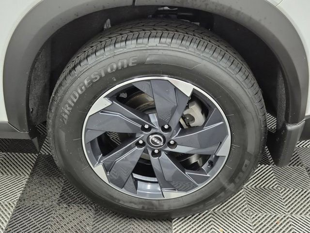 Used 2024 Nissan Rogue SV image 10