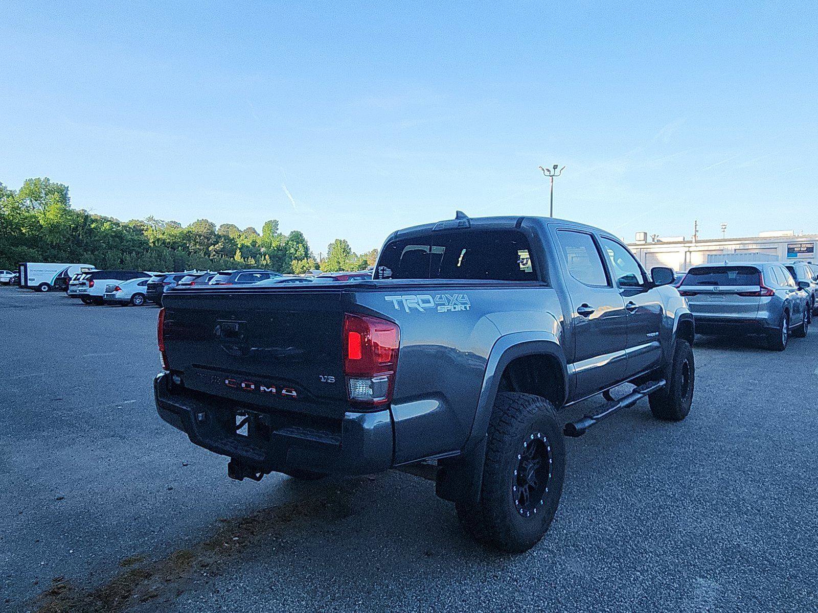 Used 2017 Toyota Tacoma TRD Sport w/ Premium & Technology Package AWD/4WD image 5