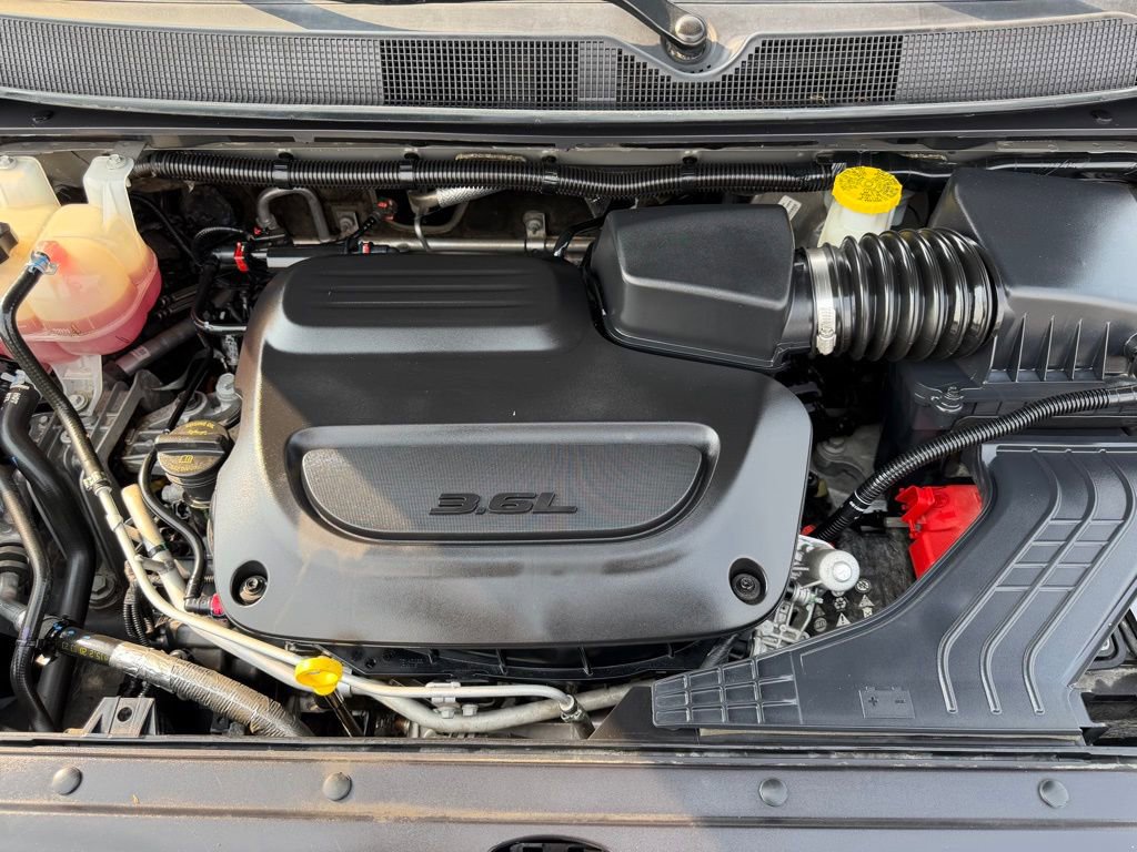 Used 2023 Chrysler Pacifica Touring-L image 39