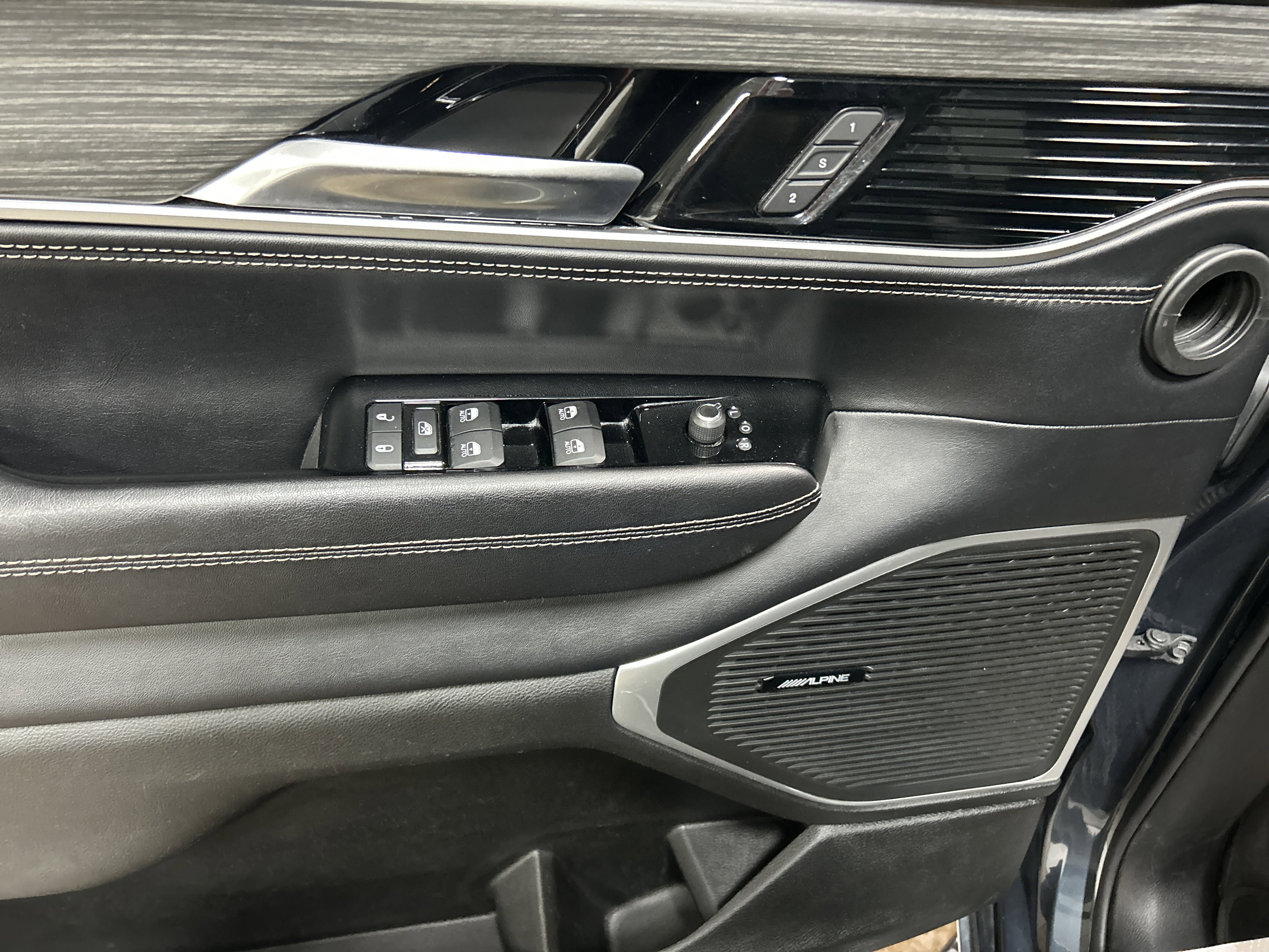 Used 2023 Jeep Wagoneer L Series II image 25