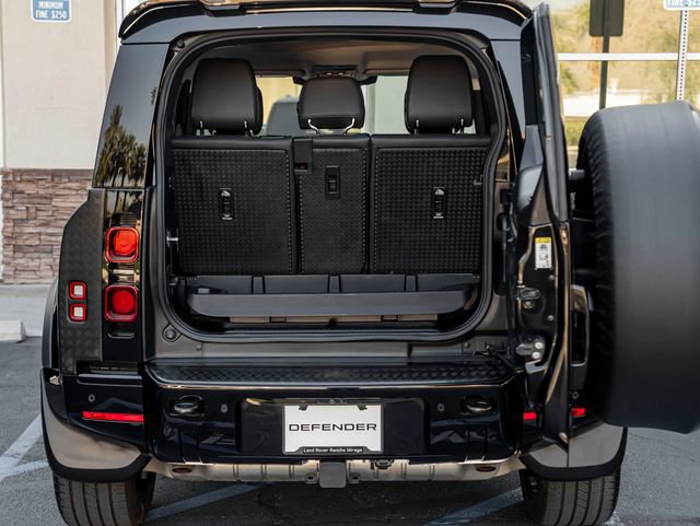 Used 2025 Land Rover Defender 90 X-Dynamic SE image 31