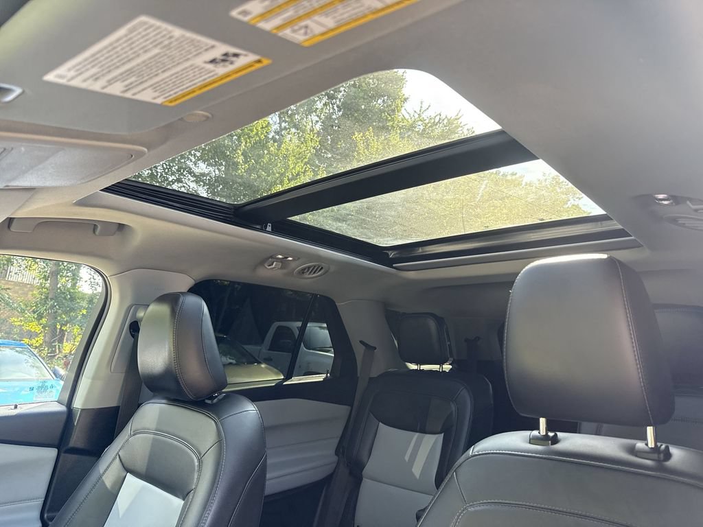 Used 2022 Ford Explorer XLT w/ Equipment Group 202A AWD/4WD image 16