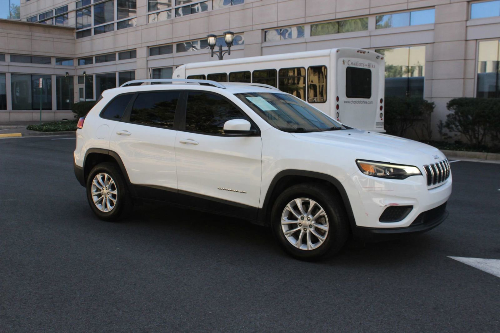 Used 2020 Jeep Cherokee Latitude FWD image 2