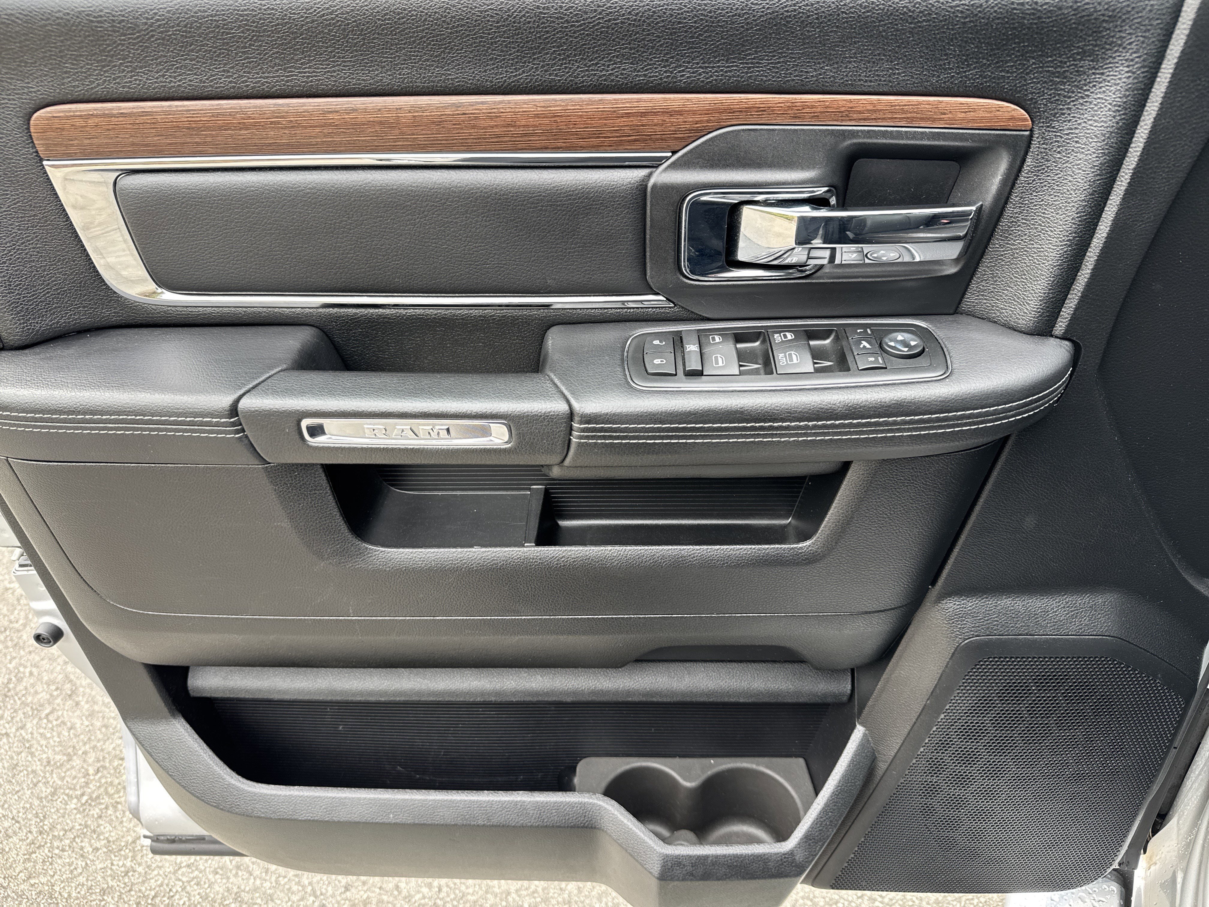 Used 2015 RAM 1500 Laramie w/ Convenience Group image 14