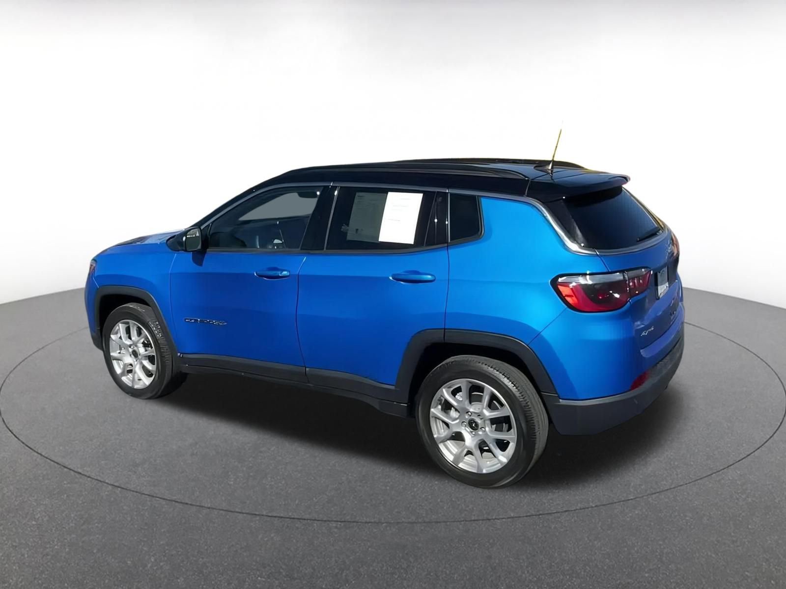 Used 2025 Jeep Compass Limited image 10