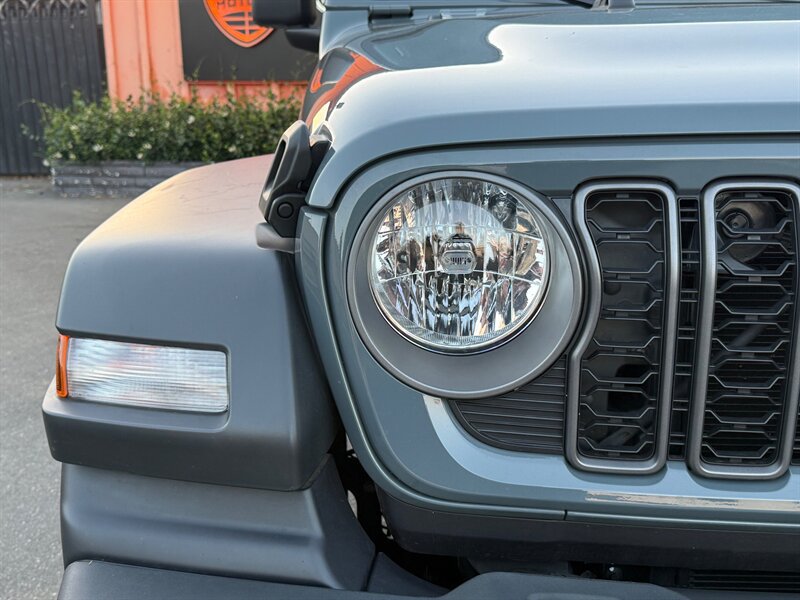 Used 2025 Jeep Wrangler Unlimited Sport AWD/4WD image 3