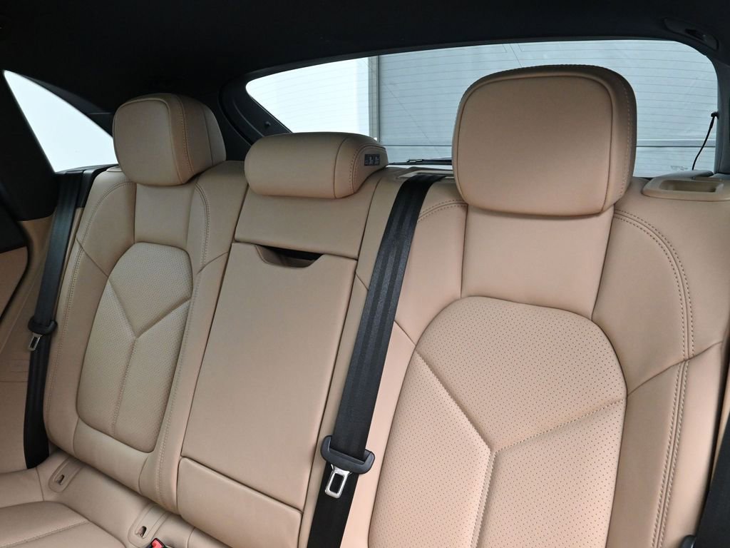 Certified 2026 Porsche Macan AWD/4WD image 6