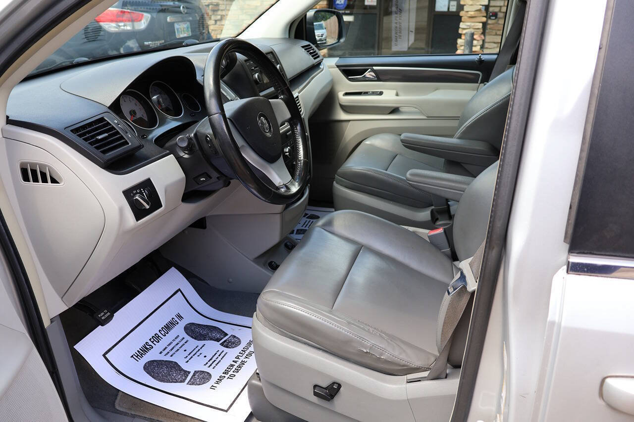 Used 2010 Volkswagen Routan SE FWD image 15