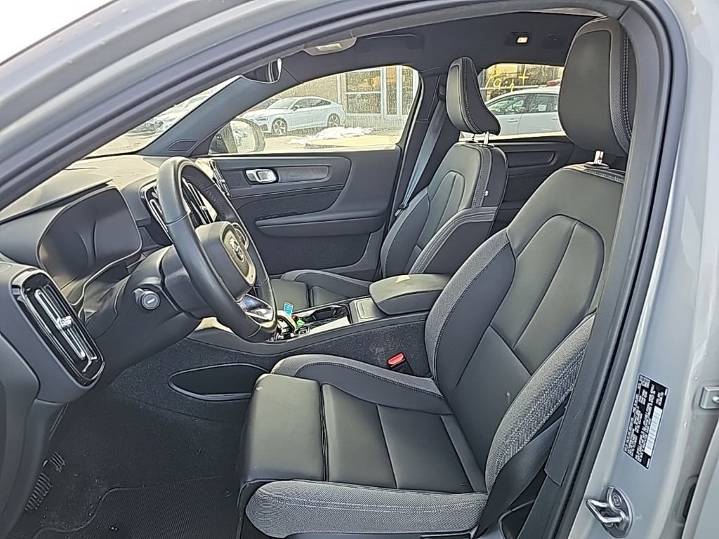 Used 2023 Volvo C40 Recharge Core image 3