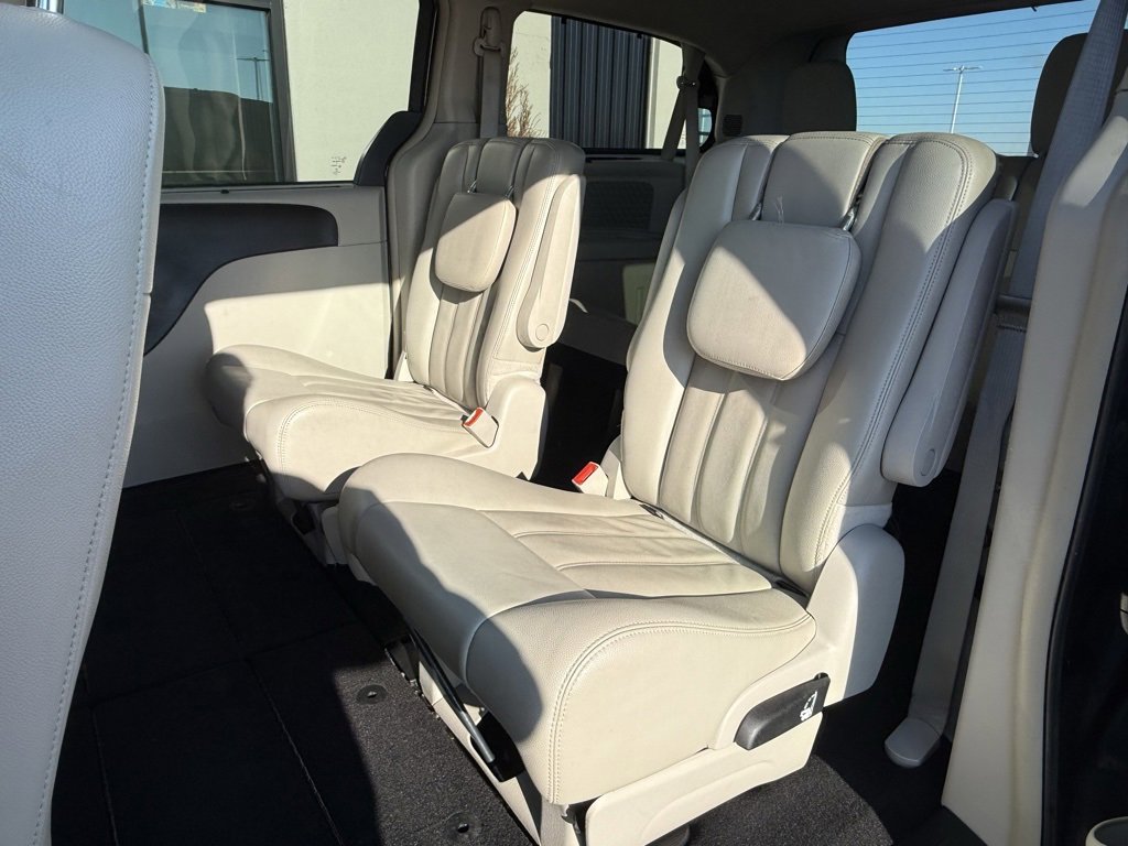 Used 2013 Chrysler Town & Country Touring image 19
