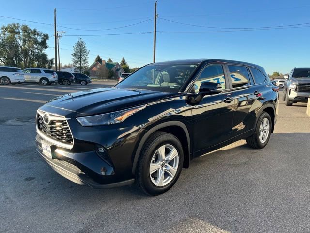 Used 2024 Toyota Highlander LE AWD/4WD image 3