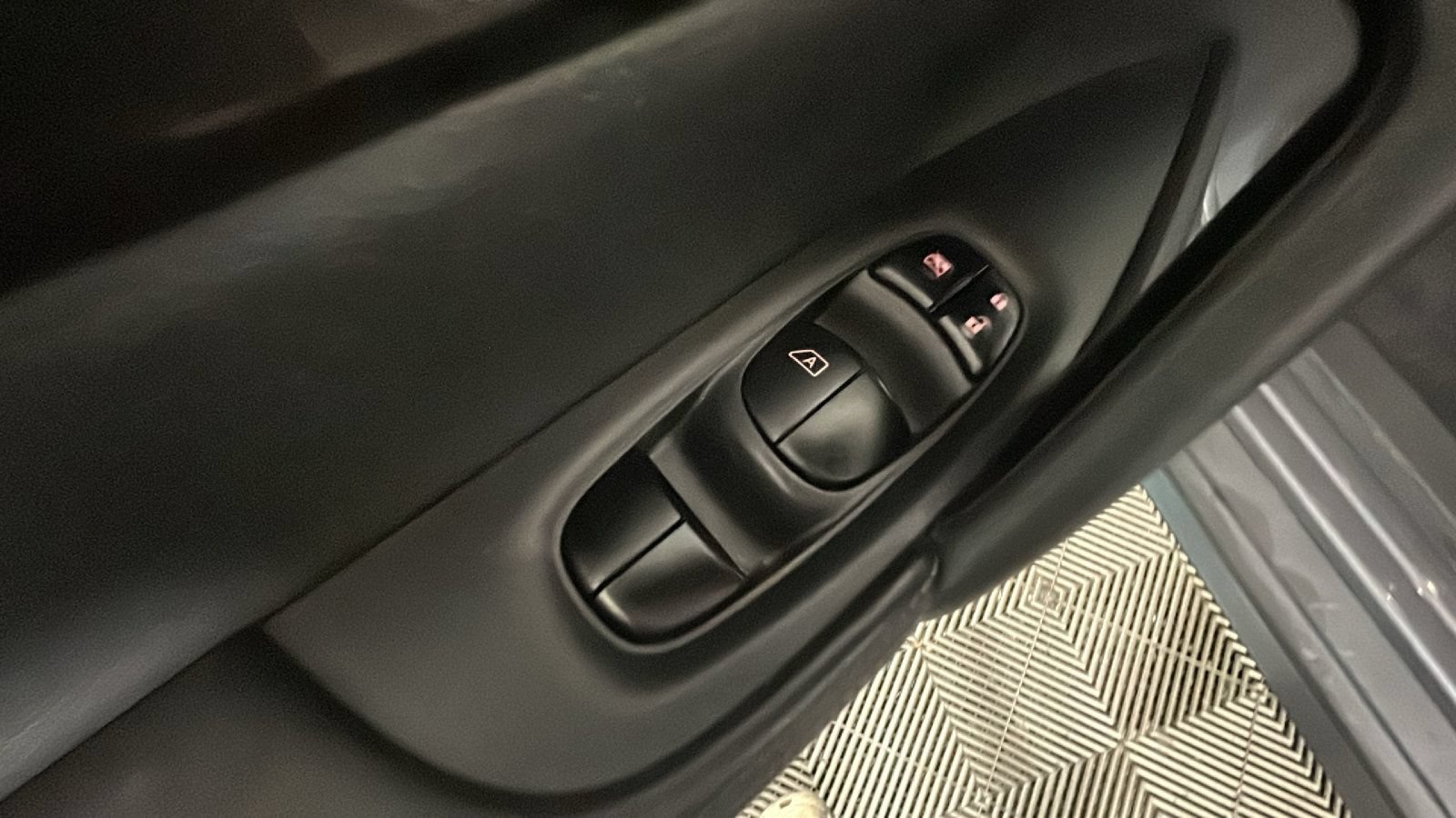 Used 2019 Nissan Rogue S FWD image 11