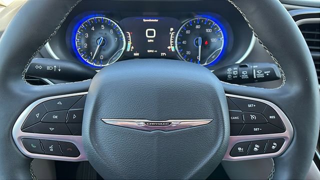 Used 2023 Chrysler Pacifica Touring-L FWD image 30