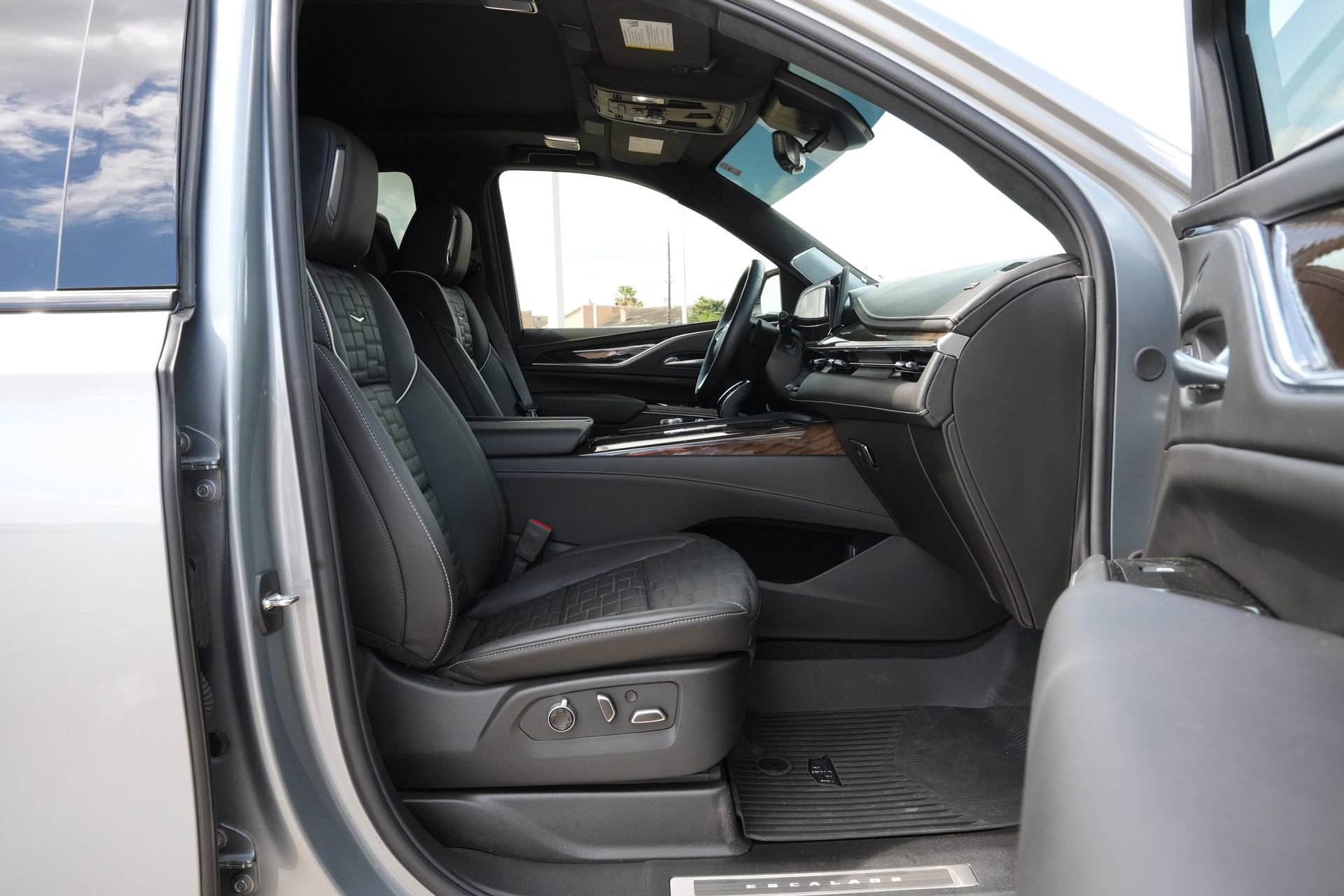 Certified 2024 Cadillac Escalade Sport Platinum w/ LPO, ONYX Package image 28