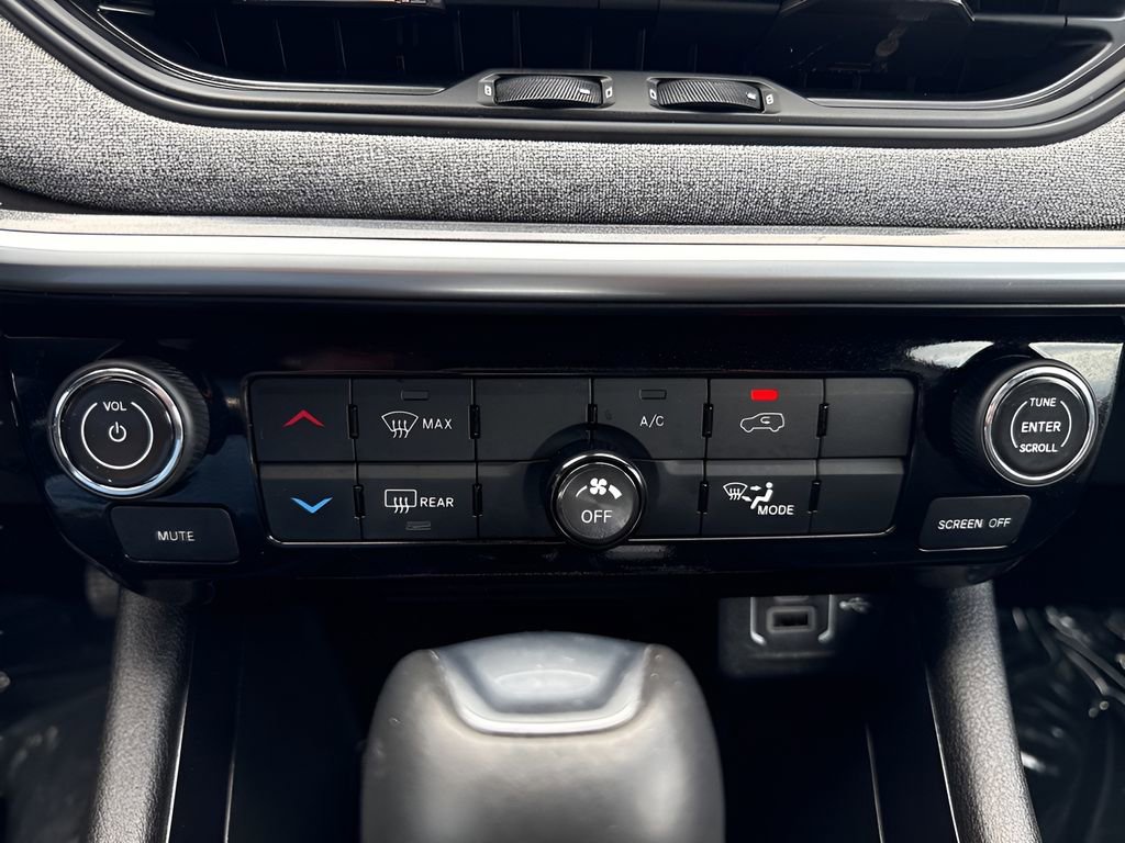 Used 2025 Jeep Compass Latitude AWD/4WD image 17
