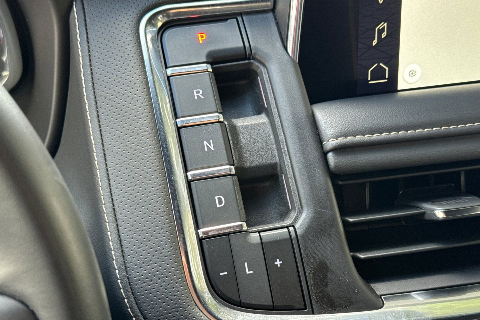 Used 2024 GMC Yukon SLT image 34